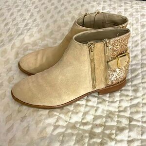 Gianni Bini Macke Suede Tan/Gold Zipper‎ Accented Glitter Ankle Bootie Size 9